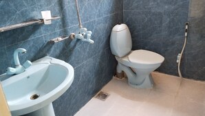 Habitación básica | Baño | Pantuflas y toallas 