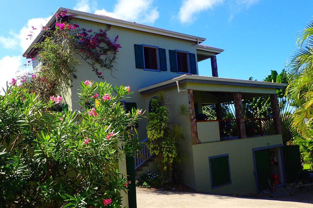 Infinity pool, spectacular views, mountain house. Innisfree.