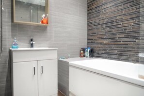 Zweibettzimmer (Room 2) | Badezimmer | Handtücher