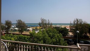 A balcony with a view of a beach and a parking area. - Hotel Sedonia (Cervia)