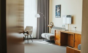 Kamar Double Grand | Meja kerja, ruang kerja ramah laptop, dan setrika/meja setrika