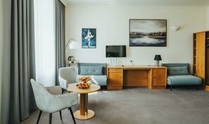 Kamar Double Grand | Meja kerja, ruang kerja ramah laptop, dan setrika/meja setrika