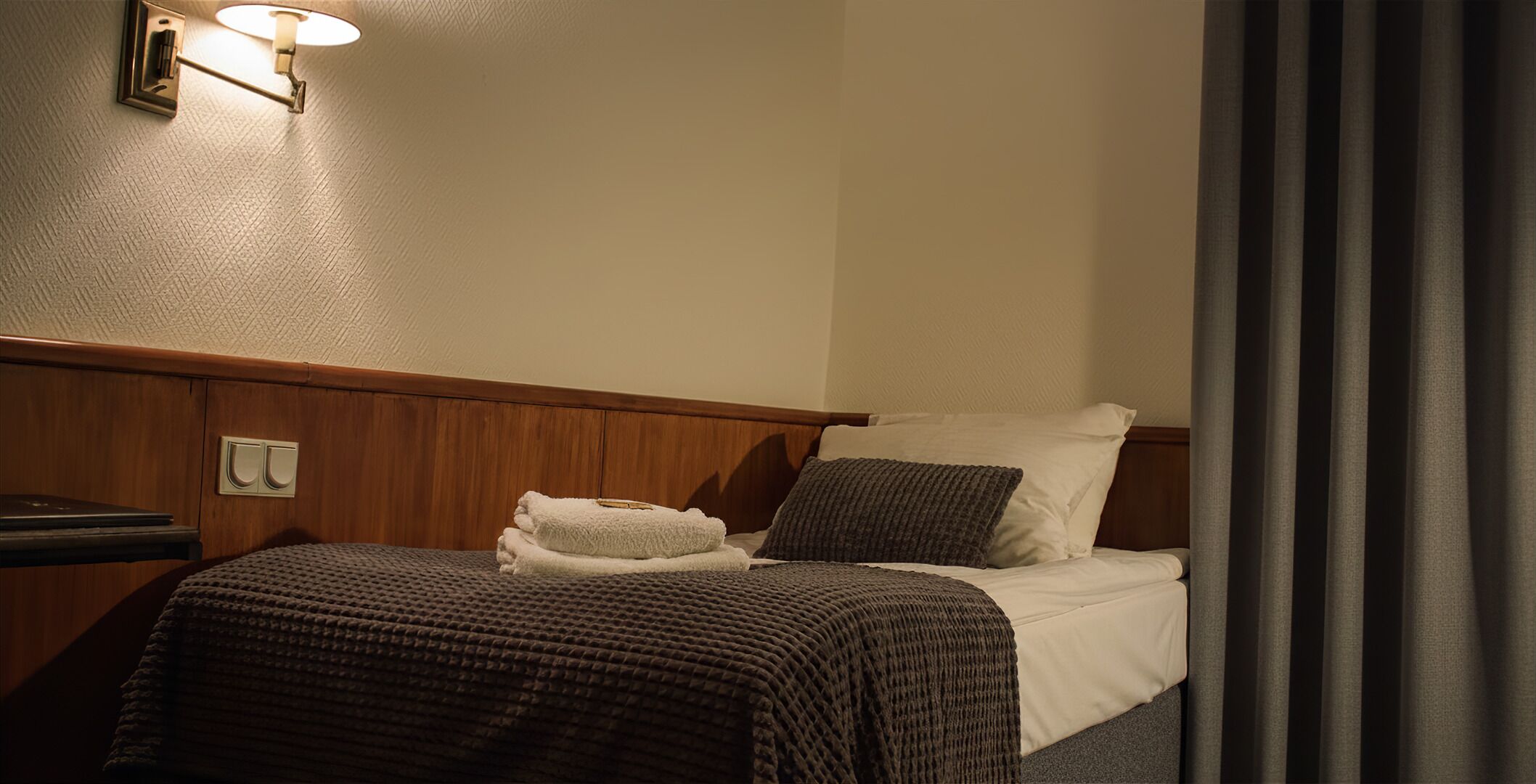 Skrivebord, skrivebord for bærbar PC og strykejern/-brett