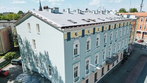 A multi-story building with a flat roof, large windows, and balconies. - Hotel Polonia Racibórz (Raciborz)