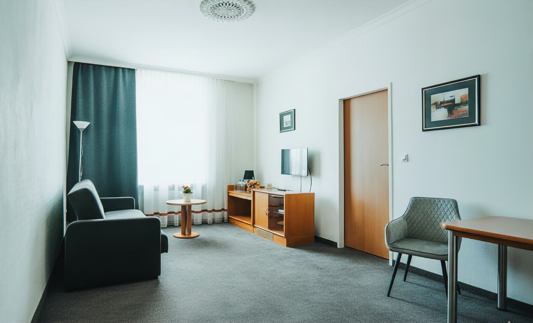 Leilighet – deluxe | Skrivebord, skrivebord for bærbar PC og strykejern/-brett