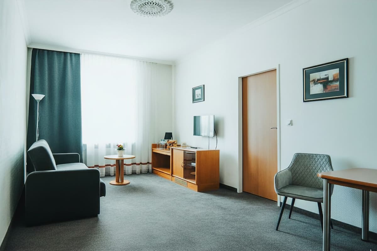 Deluxe-huoneisto | Työpöytä, kannettavalle tietokoneelle sopiva työtila