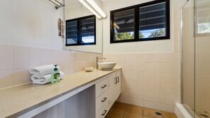 Shower - Mintee 3 | Beachfront, 4 bed, 2.5 bath - 50m to beach with views (Point Lookout)