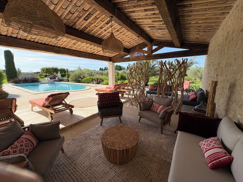 In the heart of Provence, the House of Friends offers you a haven of peace.