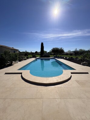 Outdoor pool - In the heart of Provence, the House of Friends offers you a haven of peace. (Maillane)
