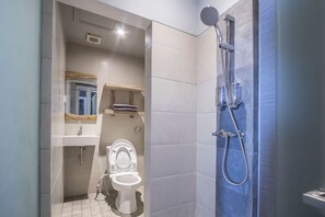 Douche, serviettes fournies, savon, shampoing