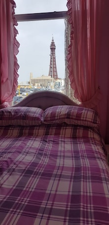 Tabla de planchar con plancha, wifi gratis y ropa de cama