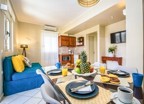 Habitación, balcón (Quadruple) | Zona de estar