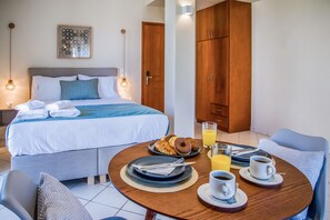 Széf a szobában és laptophoz jól használható munkafelület