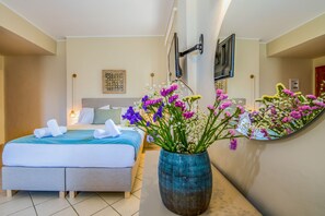 Driepersoonskamer, balkon | Een kluis op de kamer, een laptopwerkplek, gratis babybedden
