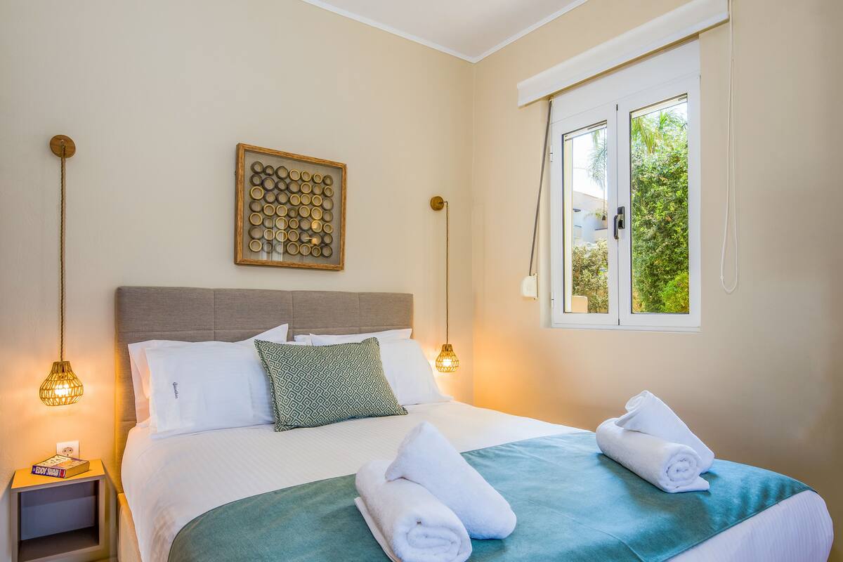 Triple Room, Balcony | In-room safe, laptop workspace, cribs (free), WiFi (free)