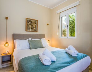 Habitación triple, balcón | Caja fuerte, espacio para trabajar con un portátil, cunas gratuitas