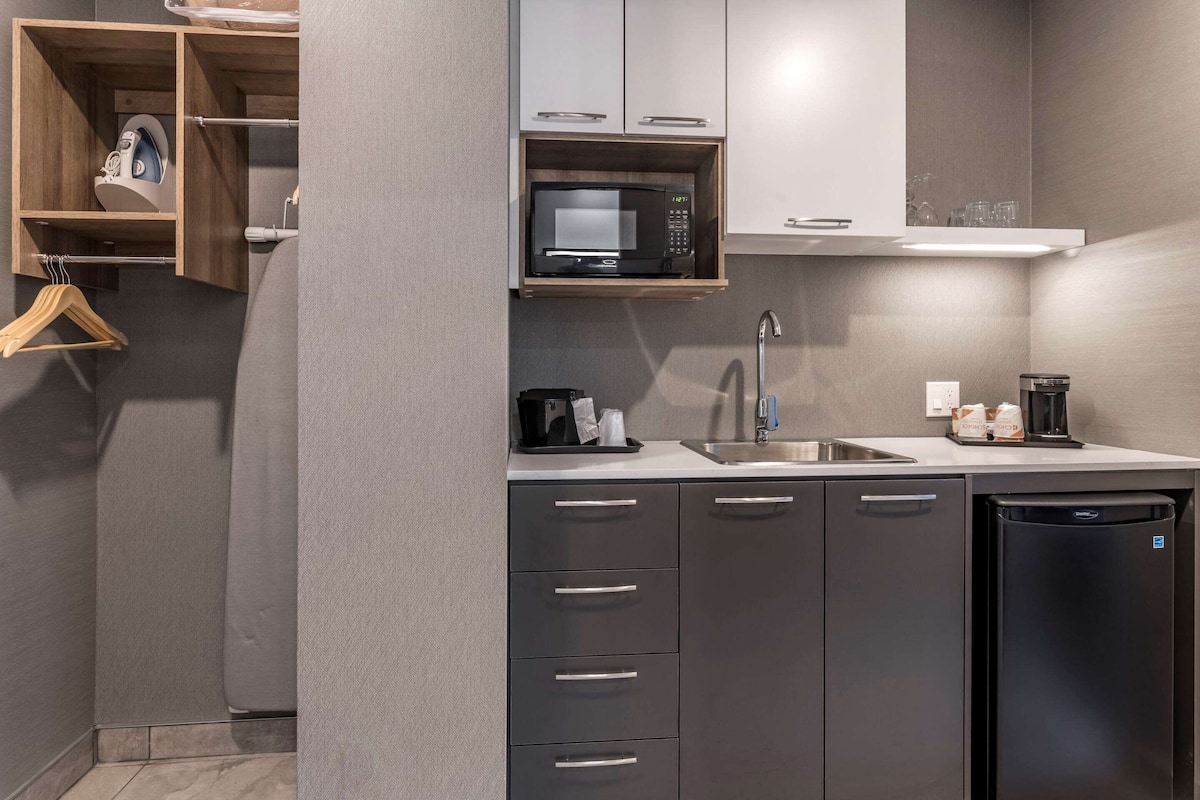 suite, multiple beds, non smoking | desk, soundproofing, iron/ironing board, free cots/infant beds