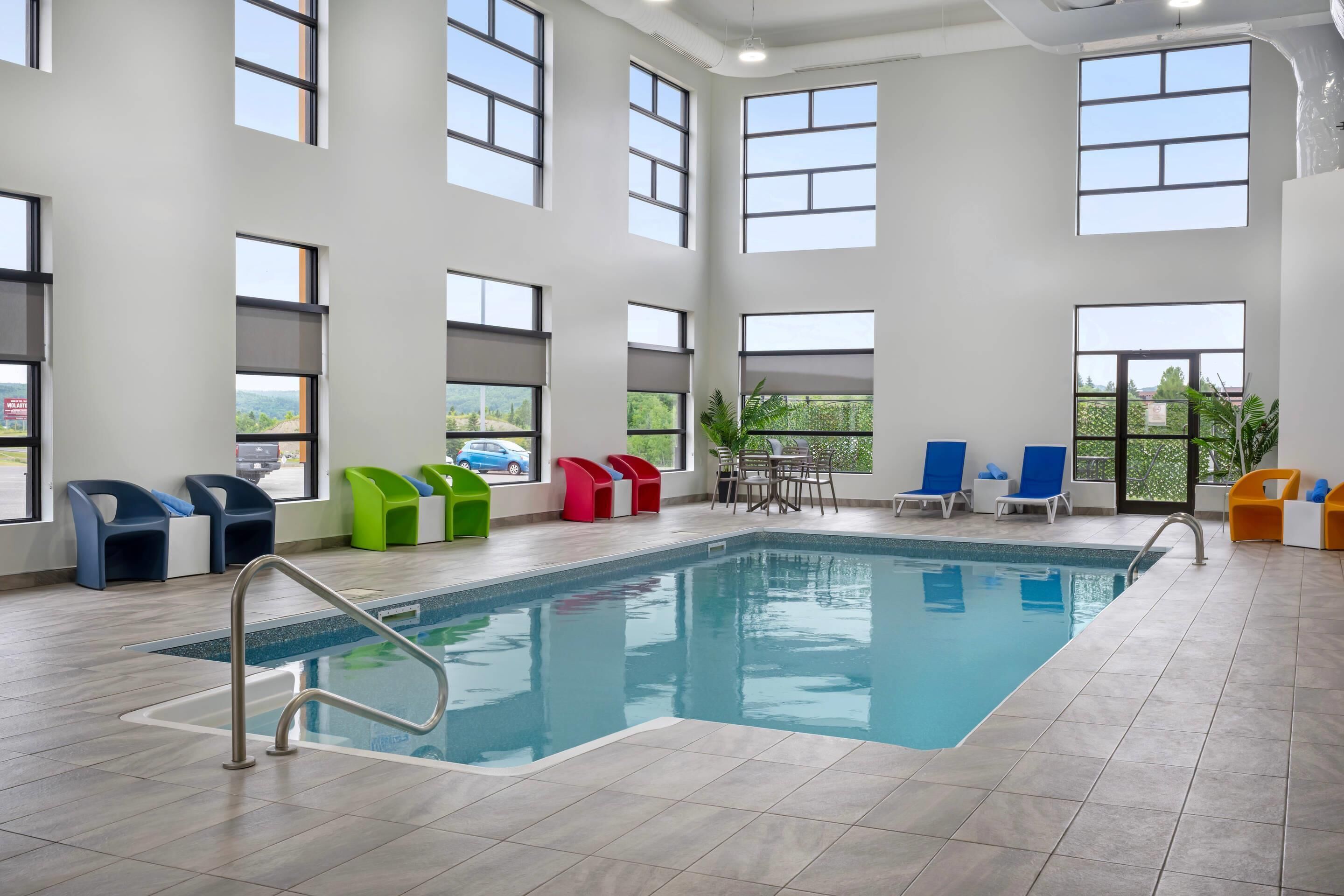 Indoor pool, sun loungers
