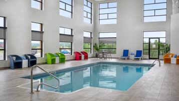 Indoor pool, sun loungers