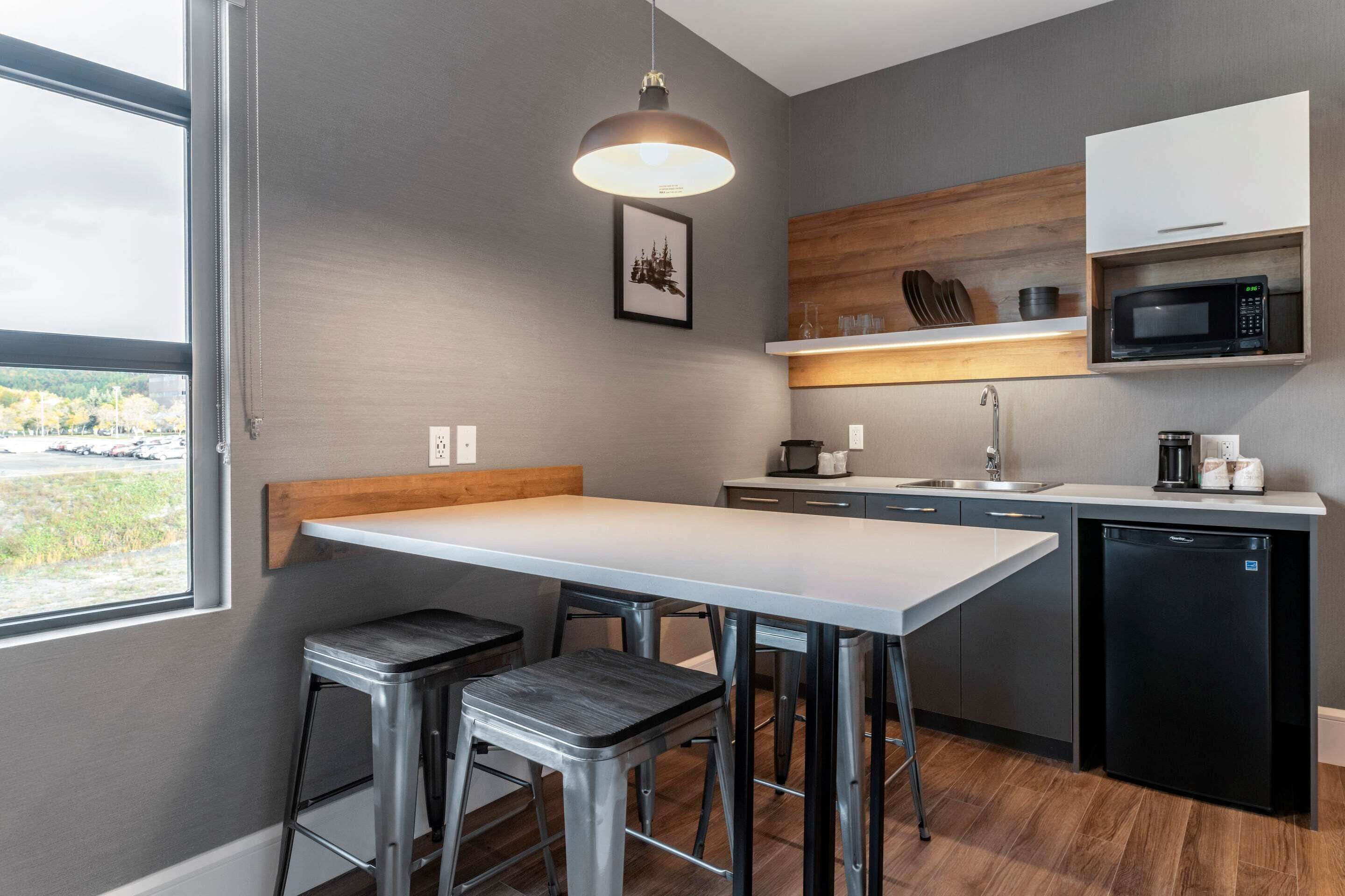 suite, 1 king bed, non smoking | desk, soundproofing, iron/ironing board, free cots/infant beds