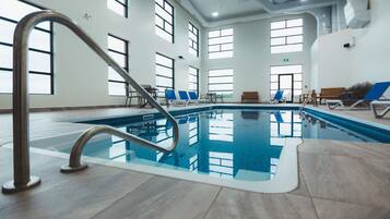 Inomhuspool och solstolar