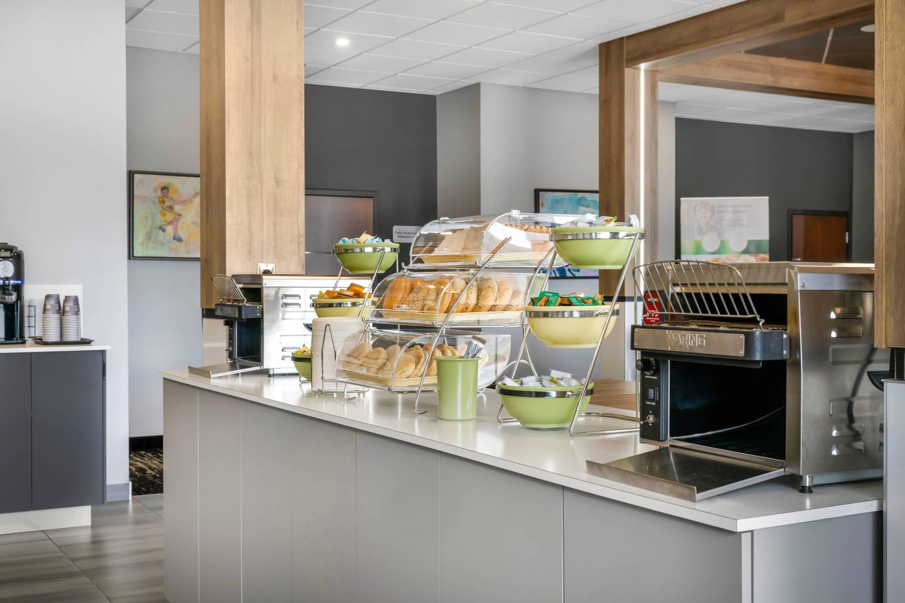 Een ontbijtbuffet met diverse gerechten en een koffieapparaat.