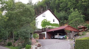 Free self-parking - Gästehaus Gerhardt (Schweigen-Rechtenbach)