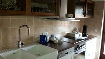 Grand réfrigérateur, micro-ondes, plaque de cuisson, lave-vaisselle