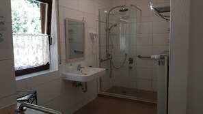 Shower, rainfall showerhead, hair dryer, towels - Gästehaus Gerhardt (Schweigen-Rechtenbach)
