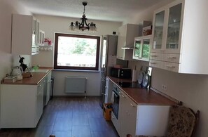 Full-sized fridge, microwave, stovetop, dishwasher - Gästehaus Gerhardt (Schweigen-Rechtenbach)