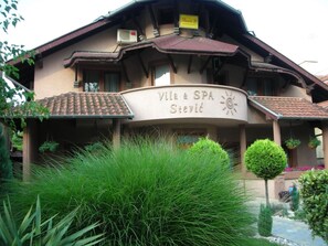 Front of property - Guesthouse Villa Stevic (Veliko Gradiste)