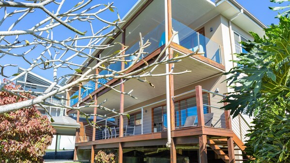 Exterior - Seagrass House - Spacious Holiday Home with Stunning Ocean Views (Yamba)