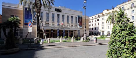 A building with a sign reading "TEATRO DELLOOPERA".