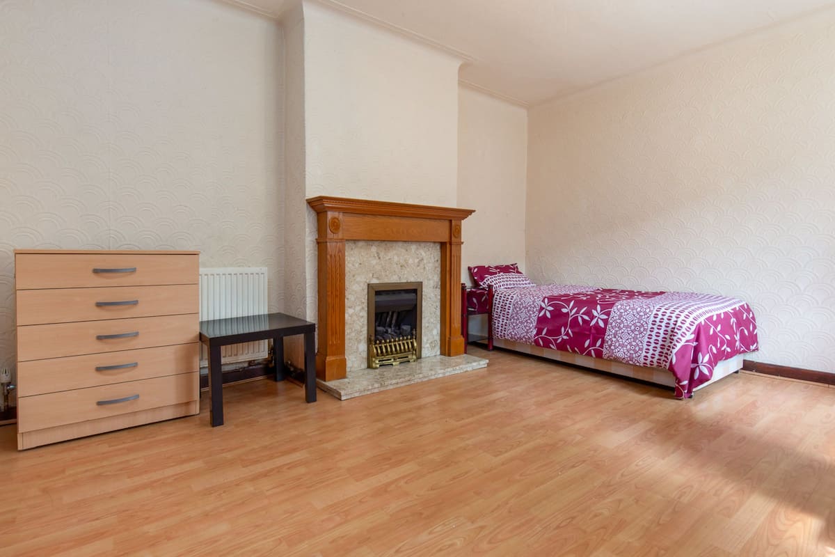 Iron/ironing board, free WiFi, bed sheets