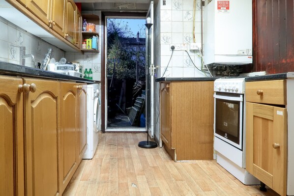 Fridge, microwave, oven, stovetop - Cephas Street (London)