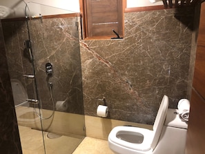 Biệt thự Deluxe, 1 giường cỡ king | Phòng tắm | Buồng tắm vòi sen, vòi sen phun mưa, đồ dùng nhà tắm miễn phí