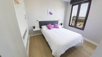 1 slaapkamer, een strijkplank/strijkijzer, beddengoed
