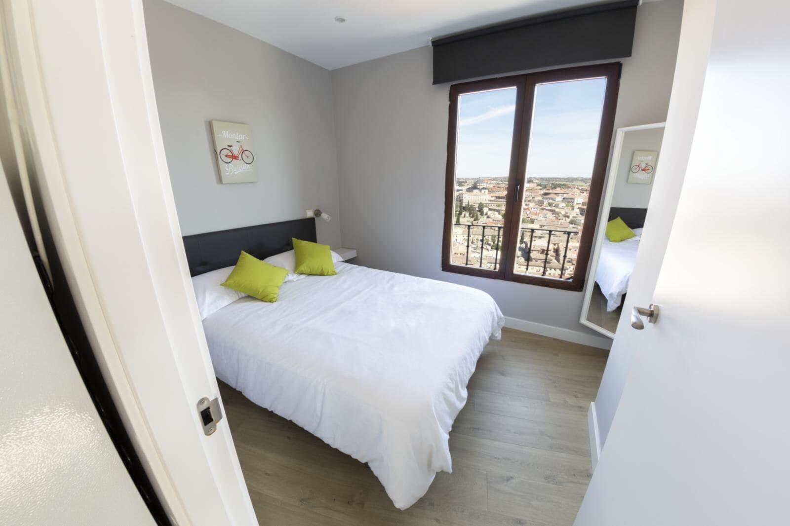 2 slaapkamers, reisbedje