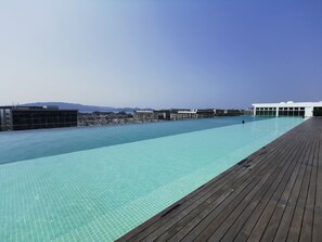 Outdoor pool - Luxury Suite / 2-8 pax / City Area / Infinity Pool with MAJESTIC Sunset View (Kota Kinabalu)