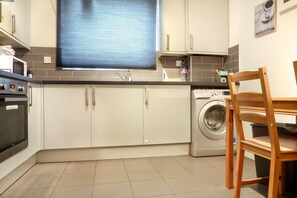 Fridge, microwave, oven, stovetop - Broxbourne Guest House (London)