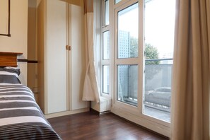 Deluxe Room (1) | Individually decorated, individually furnished, iron/ironing board - Broxbourne Guest House (London)