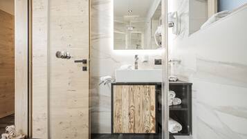 Deluxe-Apartment (Apart Franz) | Badezimmer | Dusche, Regendusche, Haartrockner, Handtücher