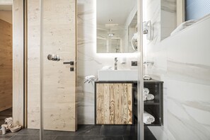 Deluxe Apartment (Apart Franz) | Bathroom | Shower, rainfall showerhead, hair dryer, towels - Apartklusiv Kaltenbach (Kaltenbach)