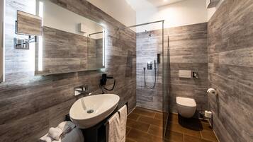 Badewanne und Dusche (separat), Haartrockner, Handtücher, Seife