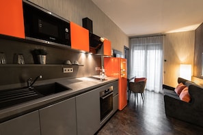 Großer Kühlschrank, Mikrowelle, Ofen, Herdplatte