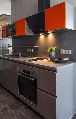 Full-size fridge, microwave, oven, stovetop