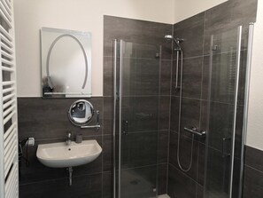Apartemen Bisnis (Nr. 4) | Kamar mandi | Bathtub dan shower terpisah dan pancuran hujan