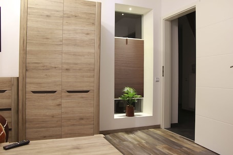 Luxury Apartment (Nr. 5) | Premium bedding, desk, laptop workspace, blackout drapes