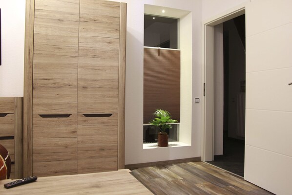 Luxury Apartment (Nr. 5) | Premium bedding, desk, laptop workspace, blackout drapes - Aparts Oberhausen (Oberhausen)