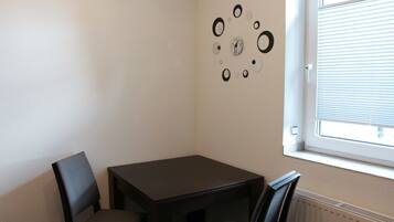 Business-Apartment (Nr. 2) | Eigene Küche | Kühlschrank, Ofen, Herdplatte, Geschirrspüler